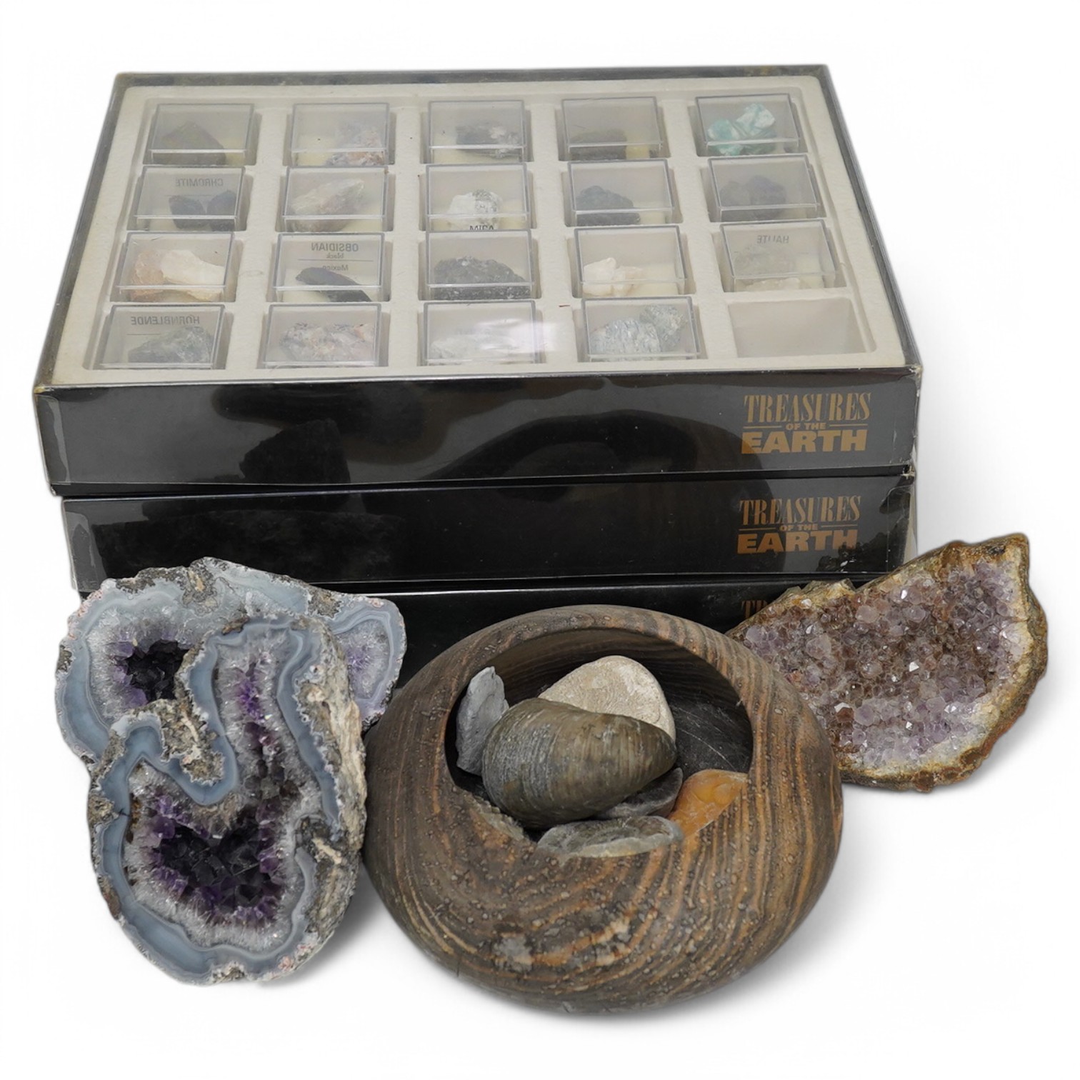 A collection of specimen stones and fossils to include amethyst, quartz and obsidian. Condition - fair to good